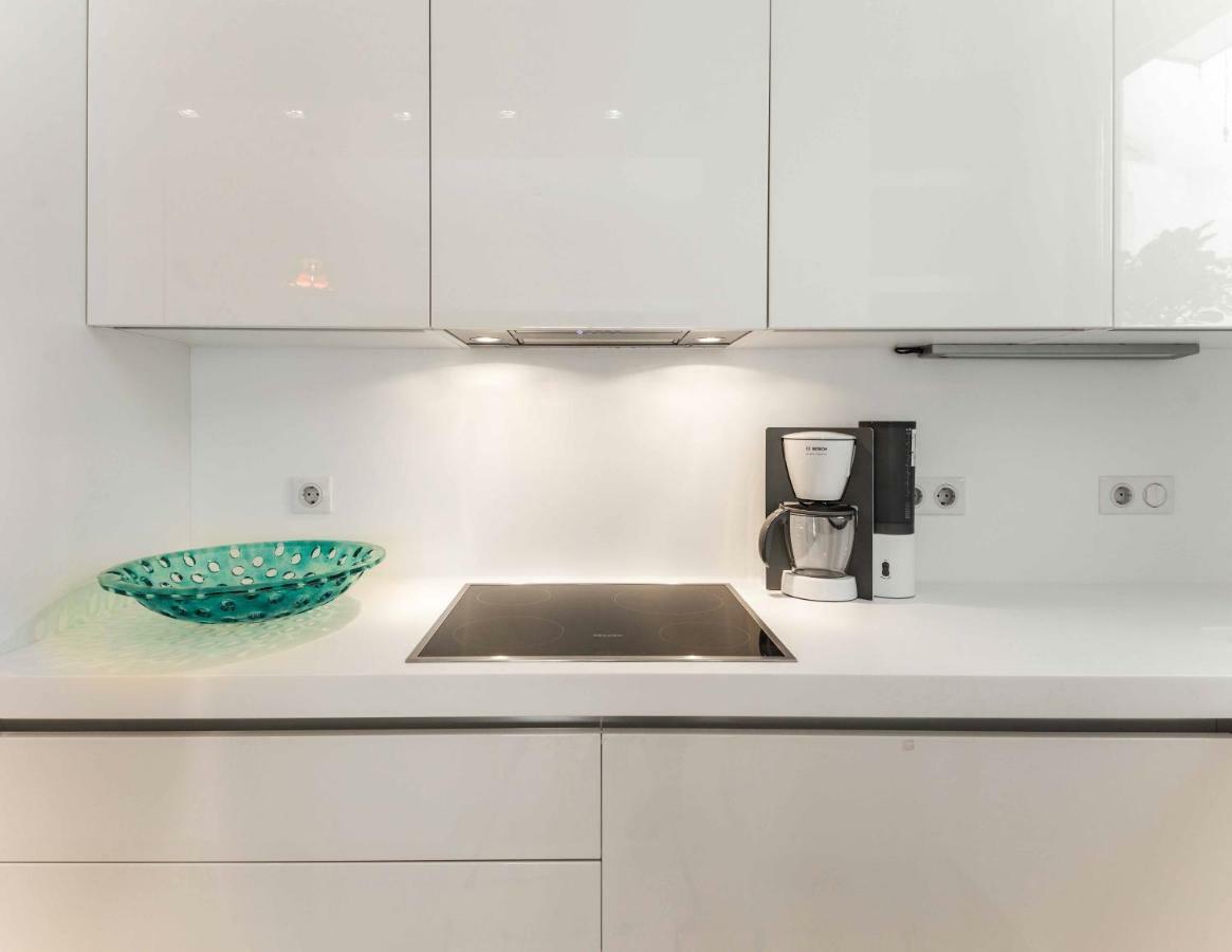 Stylish 3-Bedroom Apartment & Terrace Солун Екстериор снимка