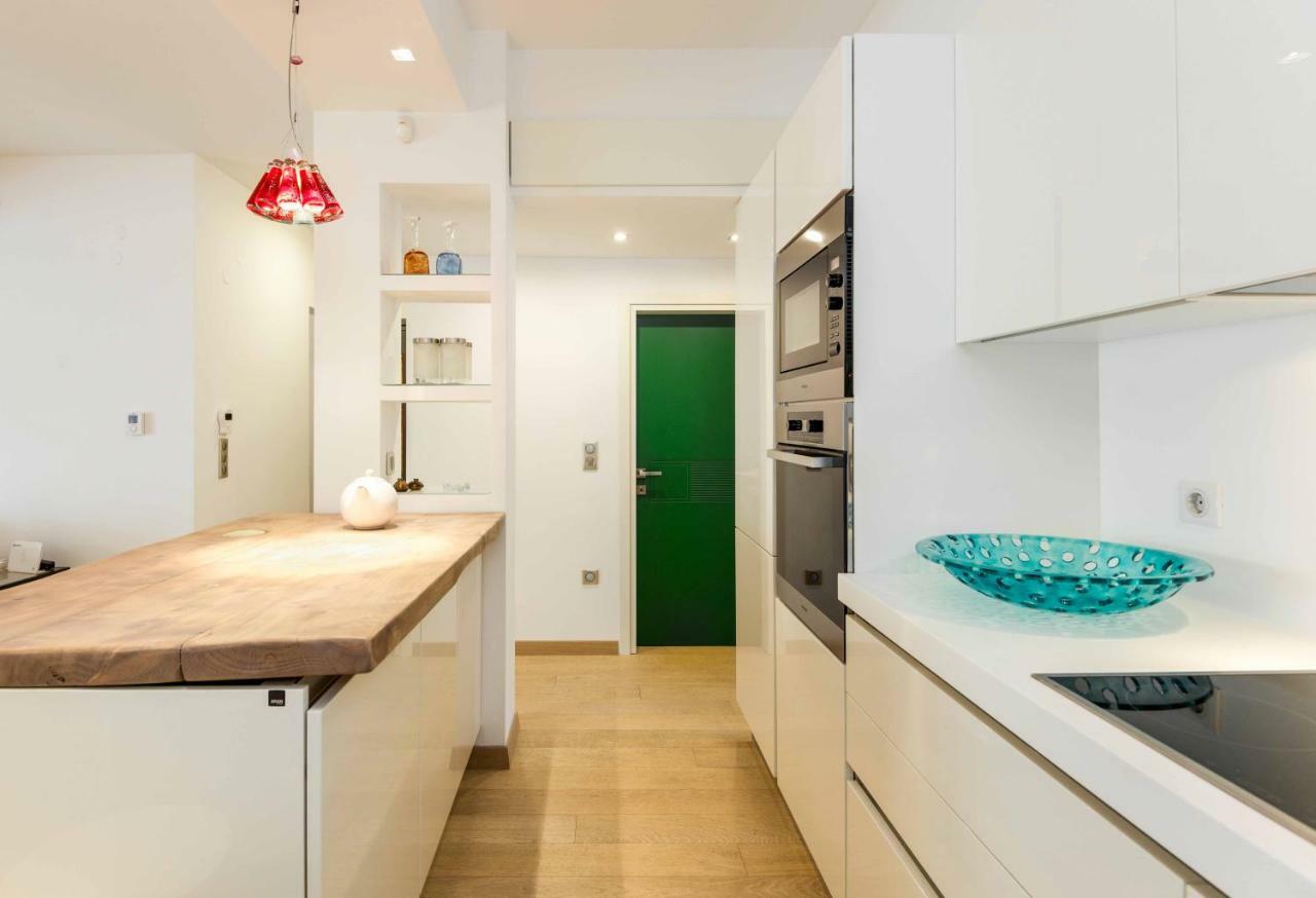 Stylish 3-Bedroom Apartment & Terrace Солун Екстериор снимка
